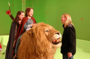 Aslan with Susan and Lucy and director Andrew Adamson